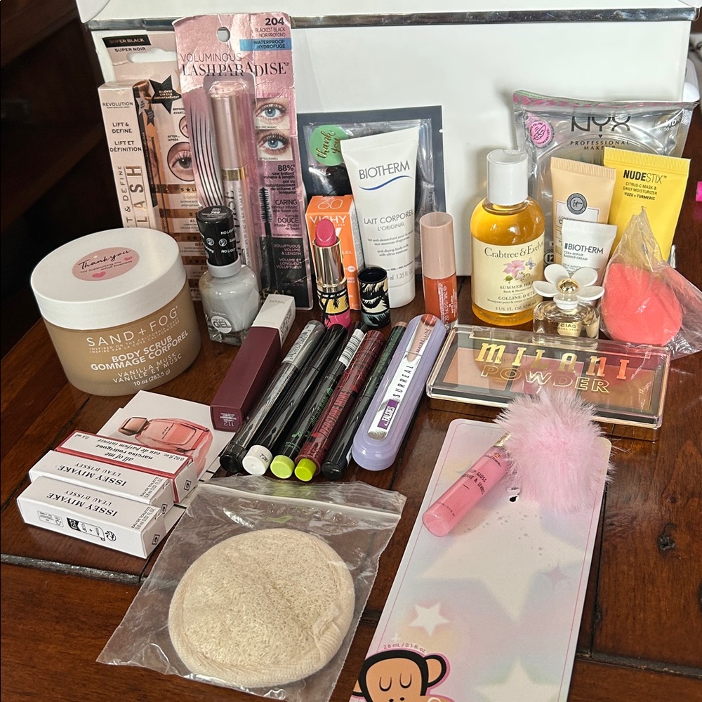 Bundle of 30 Items Name Brand L'Oreal Lash Paradise Mascara - Intense Black